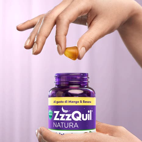 zzzquil natura melatonina integratore per dormire, gusto mango e banana, con valeriana, camomilla, vitamina b6 e estratti alle erbe 60 gommose